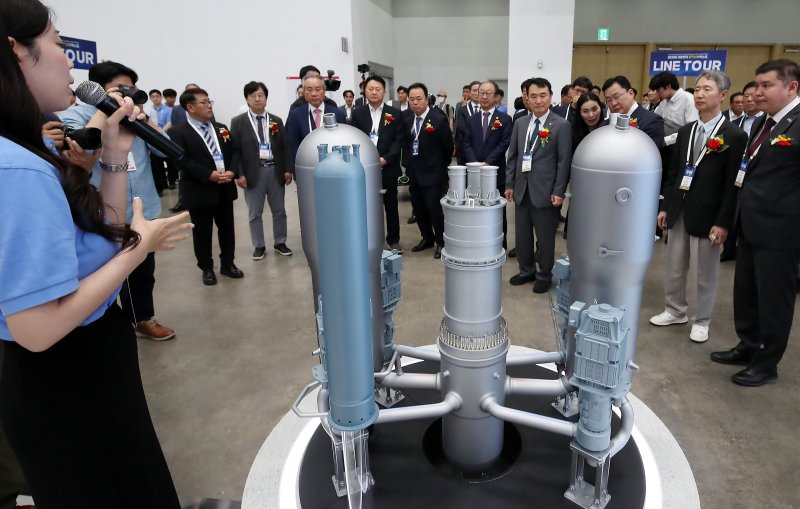 11일 대구 북구 엑스코(EXCO)에서 개막한 '2025 대한민국 전기산업 엑스포'를 찾은 내빈들이 두산에너빌리티 부스에 전시된 원자로냉각재계통(Reactor Coolant System) 모형을 살펴보며 관계자 설명을 듣고 있다. 우리나라 전기산업의 청정 전환과 디지털 혁신을 한눈에 볼 수 있는 이번 전시는 전기전력산업 관련 기업 105개 업체가 400여개 부스 규모로 참여해 13일까지 계속된다. 2025.6.11/뉴스1 ⓒ News1 공정식 기자