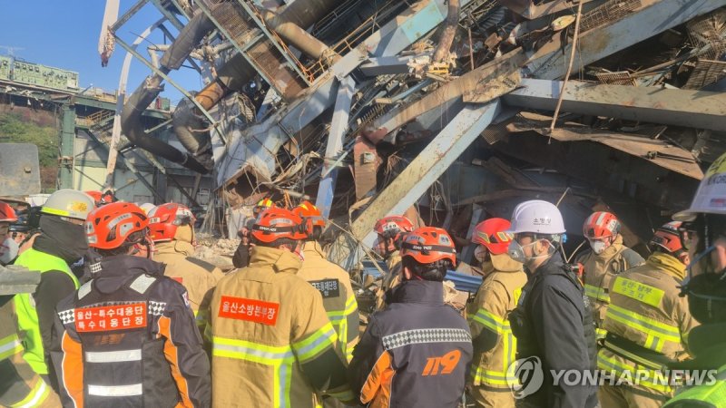 붕괴현장 수색 작업 (출처=연합뉴스)