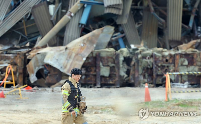 울산화력발전소 보일러타워 매몰자 수색 (출처=연합뉴스)