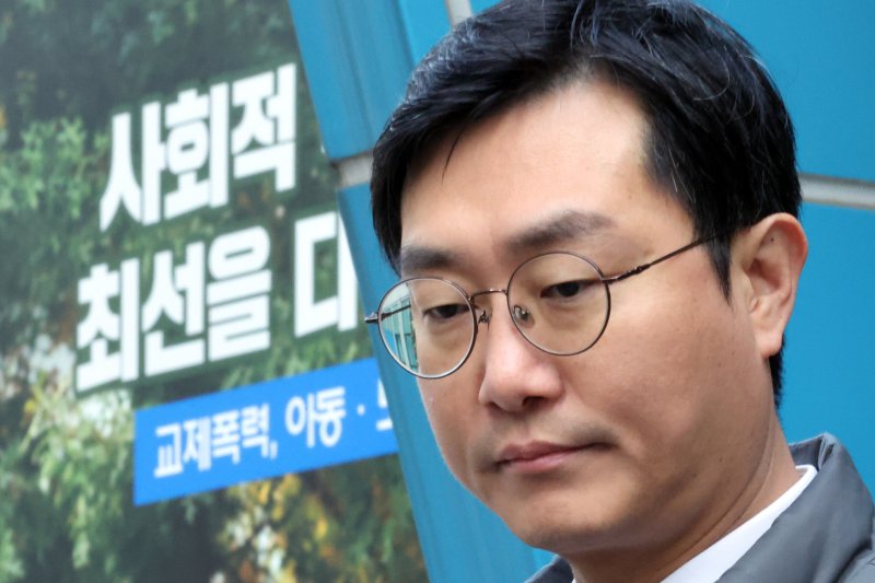 '술자리 성추행 의혹' 女비서관, 남친과 신변보호