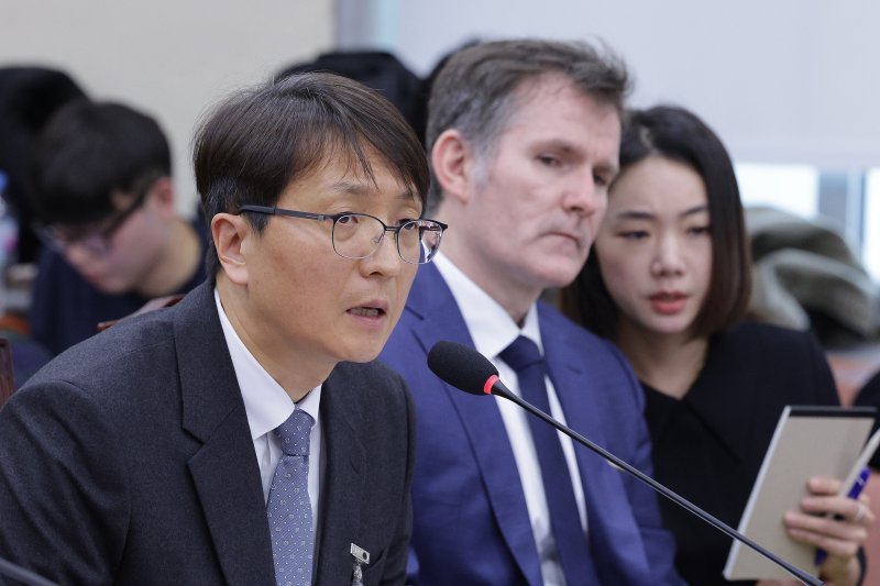 박대준 쿠팡 대표이사가 3일 서울 여의도 국회 정무위원회에서 열린 쿠팡 개인정보 유출 관련 현안질의에서 의원 질의에 답변하고 있다. 뉴스1