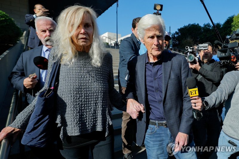 3일(현지시간) 법원에 나온 故 매슈 페리의 어머니 수전 페리와 계부 키스 모리슨 (출처=연합뉴스)