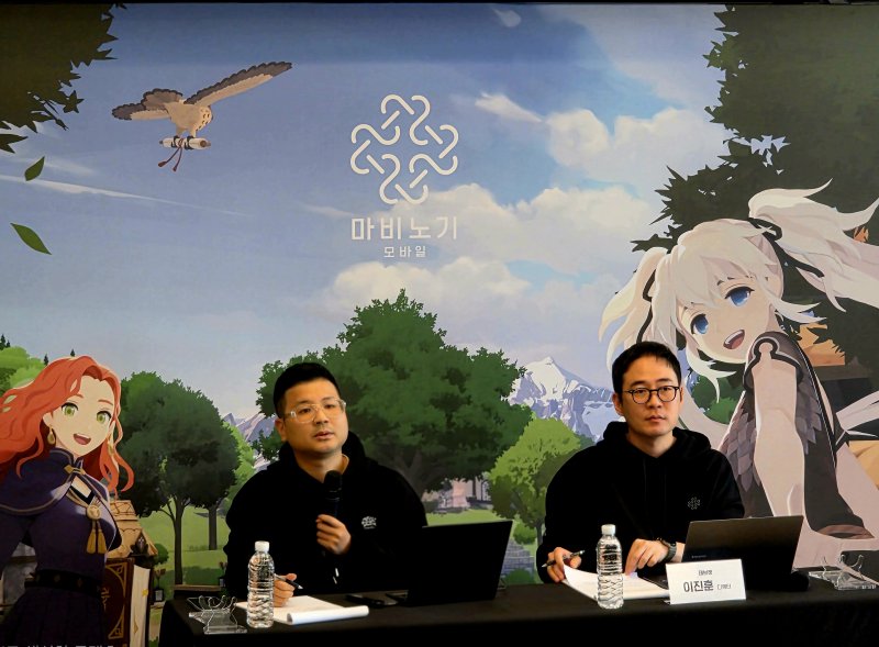 [서울=뉴시스]오동현 기자 = '마비노기 모바일' 개발사 데브캣의 이진훈 디렉터와 넥슨의 강민철 마비노기 사업실장이 20일 오후 서울 성수동에서 언론사 대상 '마비노기 모바일' 공동 인터뷰를 통해 그간의 성과와 향후 계획을 밝혔다. 2025.10.20. odong85@newsis.com