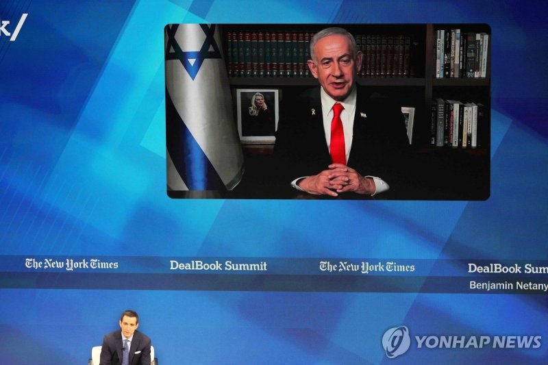 뉴욕타임스(NYT) '딜북 서밋'에 화상으로 참석해 NYT 칼럼니스트와 인터뷰하는 베냐민 네타냐후 이스라엘 총리.연합뉴스