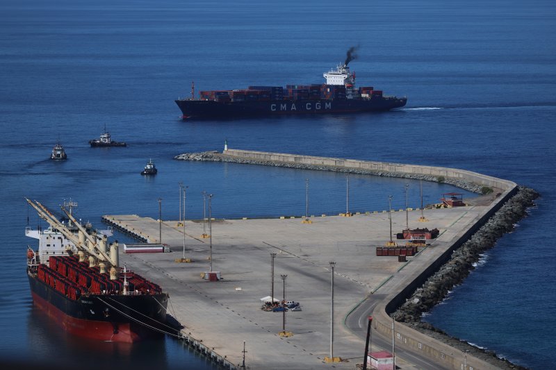 지난 3일(현지시간) 베네수엘라 라 과이라에서 화물선들이 항구를 드나들고 있다.EPA연합뉴스