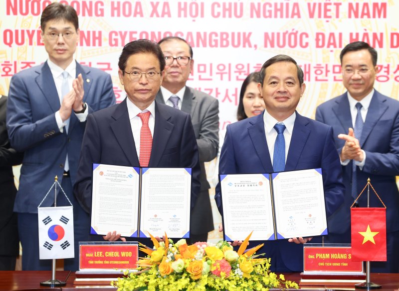 [안동=뉴시스] 이철우 경북지사(왼쪽)가 지난 3일 베트남 박닌성을 방문해 팜 황 썬 박닌성 성장과 우호교류 재약정을 체결하고 있다. (사진=경북도 제공) 2025.12.04. photo@newsis.com *재판매 및 DB 금지