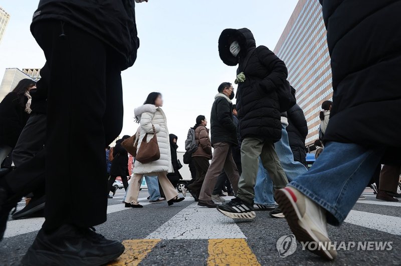 강추위에 움츠러든 시민들 (출처=연합뉴스)