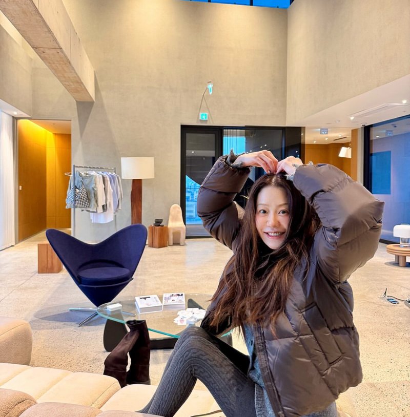 54세 고현정 청순 매력…하트로 애교까지