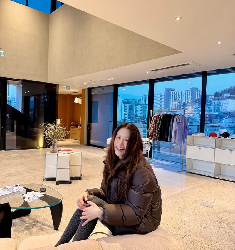 54세 고현정 청순 매력…하트로 애교까지