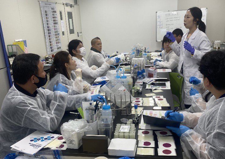 [서울=뉴시스] 식품의약품안전처와 한국식품안전관리인증원은 올해 전국 1100여 개에 달하는 소규모 식품제조·가공업소를 대상으로 현장 맞춤형 기술지원을 실시해 업계의 식품위생·품질관리 역량을 강화했다고 4일 밝혔다. (사진=식약처 제공) 2025.12.04. photo@newsis.com *재판매 및 DB 금지