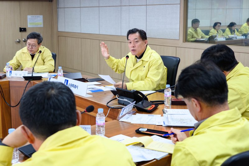 이재준 경기 수원시장이 지난 3일 시청 재난안전상황실에서 '2025~2026년 겨울철 도로 제설 대책 상황보고회'를 주재하고 있다. (수원시 제공. 재판매 및 DB 금지) 2025.12.4/뉴스1