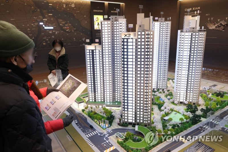 견본주택 방문객들이 단지 모형을 살펴보고 있다. 사진=연합뉴스