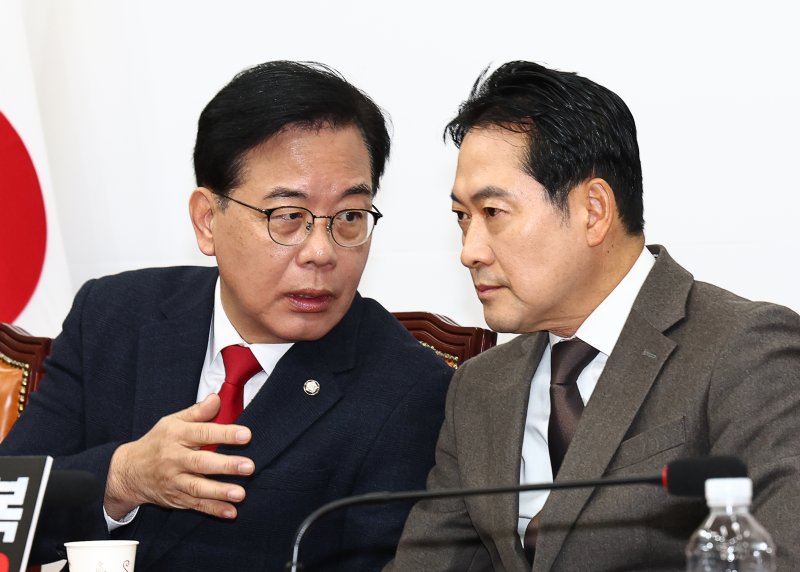 장동혁(오른쪽) 국민의힘 대표와 송언석 원내대표가 4일 오전 서울 여의도 국회에서 열린 최고위원회의에서 대화하고 있다. 뉴시스