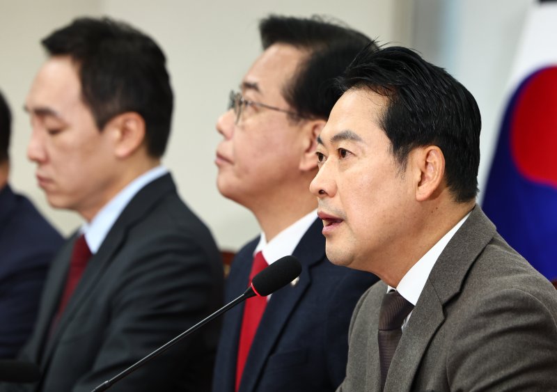 [서울=뉴시스] 김명년 기자 = 장동혁 국민의힘 대표가 4일 오전 서울 여의도 국회에서 열린 최고위원회의에서 발언하고 있다. 2025.12.04. kmn@newsis.com