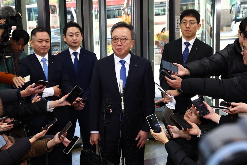 [서울=뉴시스] 김근수 기자 = 정상혁 신한은행장이 4일 서울 중구 신한금융지주회사 사옥으로 들어서고 있다. 신한금융지주 회장후보추천위원회(회추위) 최종 후보군에는 진옥동 현 신한금융 회장과 정상혁 신한은행장, 이선훈 신한투자증권 대표를 비롯해 외부 후보 1명(비공개 요청)이 포함됐다. 2025.12.04. ks@newsis.com