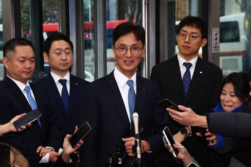 [서울=뉴시스] 김근수 기자 = 이선훈 신한투자증권 대표이사 사장이 4일 서울 중구 신한금융지주회사 사옥으로 들어서고 있다. 신한금융지주 회장후보추천위원회(회추위) 최종 후보군에는 진옥동 현 신한금융 회장과 정상혁 신한은행장, 이선훈 신한투자증권 대표를 비롯해 외부 후보 1명(비공개 요청)이 포함됐다. 2025.12.04. ks@newsis.com