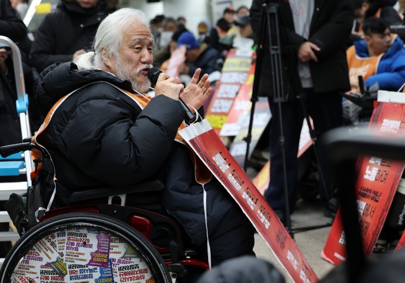 [서울=뉴시스] 이영환 기자 = 박경석 전국장애인차별철폐연대(전장연) 상임공동대표가 4일 오전 서울 종로구 지하철5호선 광화문역에서 열린 '제67차 출근길 지하철 탑니다’ 시위에 참석해 발언을 하고 있다. 2025.12.04. 20hwan@newsis.com