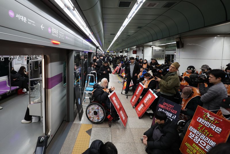 [서울=뉴시스] 이영환 기자 = 박경석 전국장애인차별철폐연대(전장연) 상임공동대표가 4일 오전 서울 종로구 지하철5호선 광화문역에서 열린 '제67차 출근길 지하철 탑니다’ 시위에 참석해 발언을 하고 있다. 2025.12.04. 20hwan@newsis.com