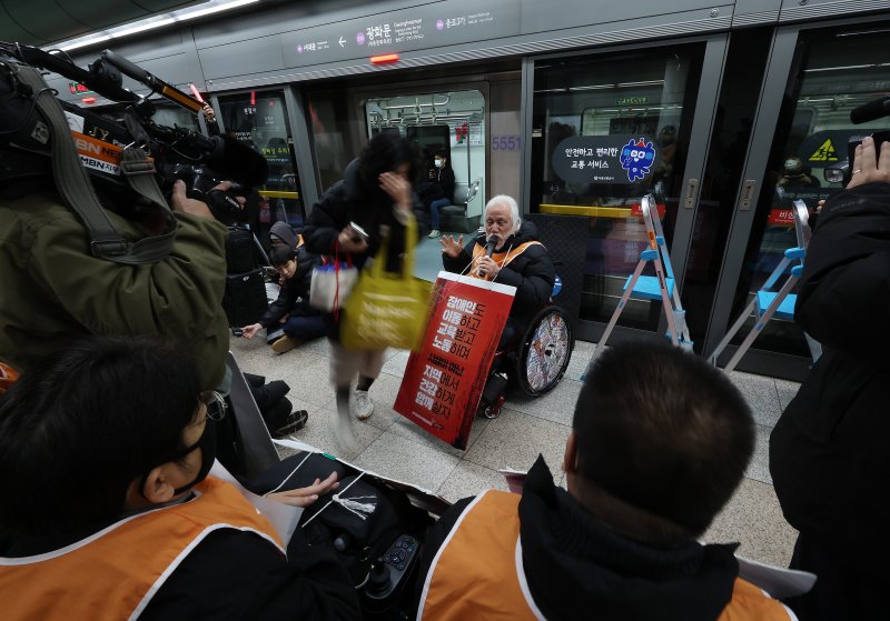 [서울=뉴시스] 이영환 기자 = 박경석 전국장애인차별철폐연대(전장연) 상임공동대표가 4일 오전 서울 종로구 지하철5호선 광화문역에서 열린 '제67차 출근길 지하철 탑니다’ 시위에 참석해 발언을 하고 있다. 2025.12.04. 20hwan@newsis.com