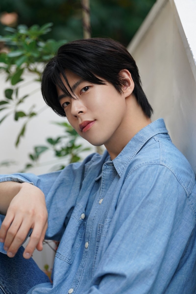 '열일 행보' 최우성, 새 프로필 공개…순도 100% 청량 매력