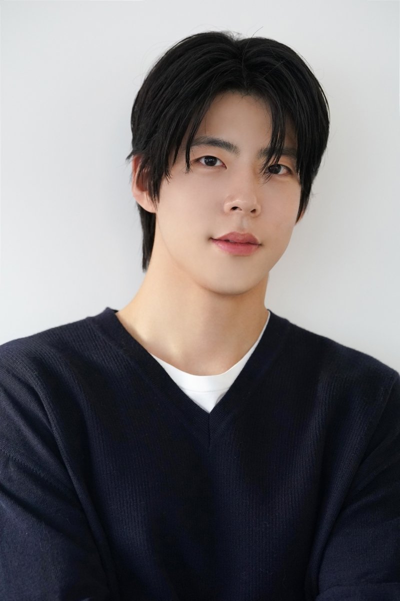 '열일 행보' 최우성, 새 프로필 공개…순도 100% 청량 매력