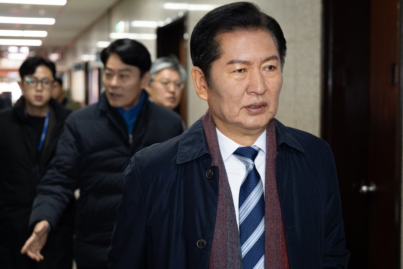 정청래 더불어민주당 대표가 4일 국회에서 열린 비공개 당무위원회 참석을 위해 당대표실로 들어서고 있다. 뉴스1