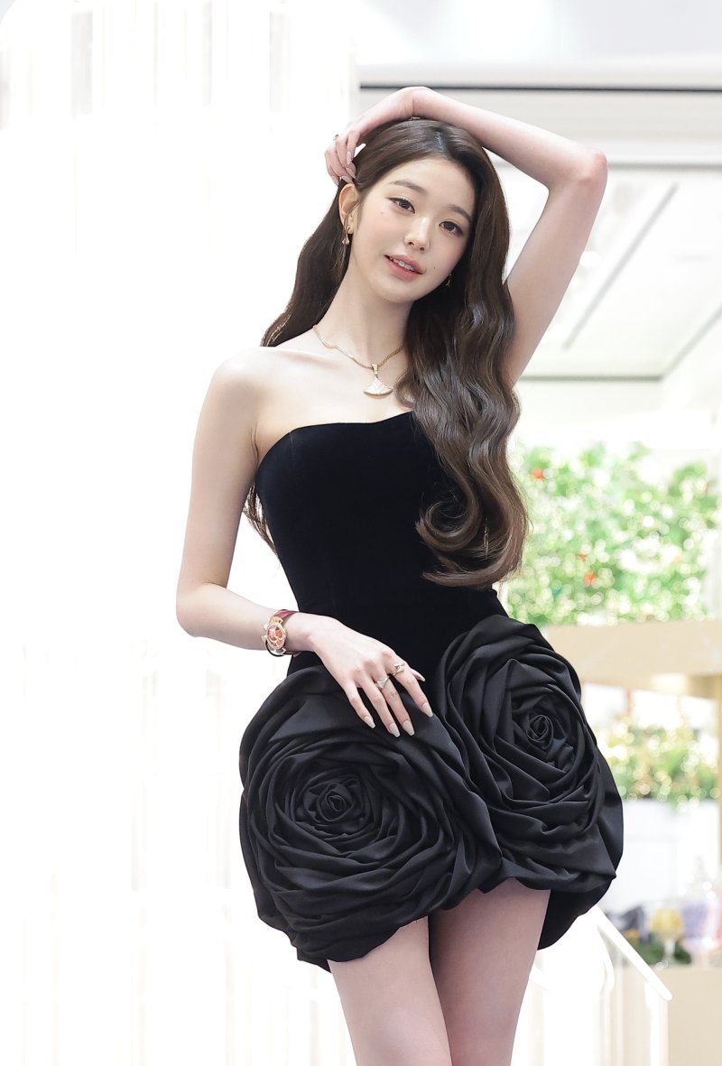 장원영, 숨 참고 러브 다이브…비주얼 폭발