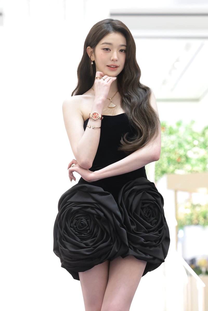 장원영, 숨 참고 러브 다이브…비주얼 폭발