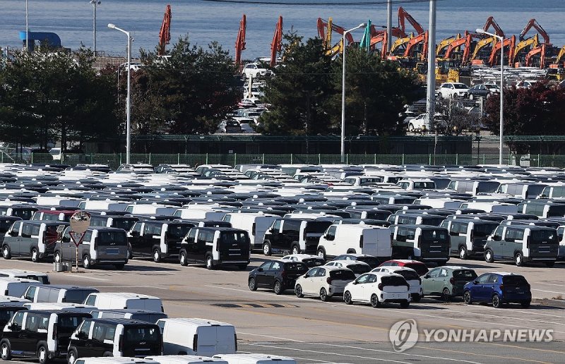 수출 대기 중인 자동차 (출처=연합뉴스)