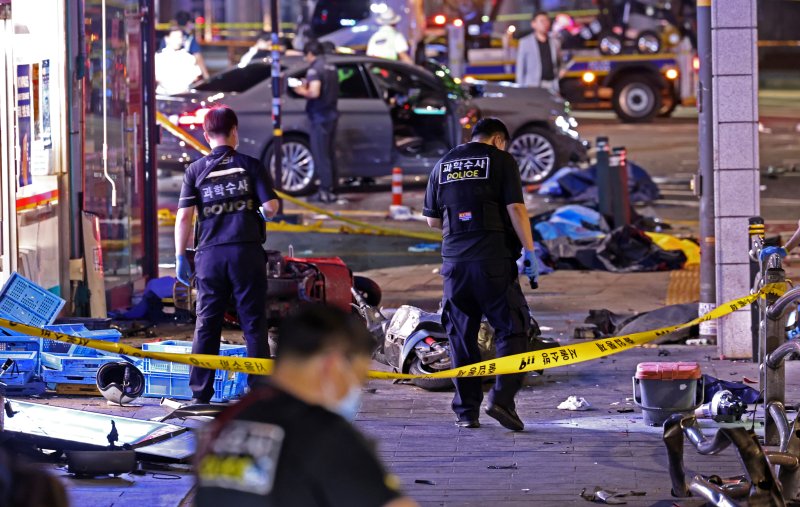 자난해 7월 2일 오전 서울 중구 서울시청 인근 교차로 대형 교통사고 현장에서 과학수사대가 현장조사를 하고 있다. 지난해 7월 1일 오후 9시 26분께 서울시청 인근 교차로에서 차량이 인도로 돌진해 9명이 숨지는 대형 교통사고가 발생했다. 뉴시스
