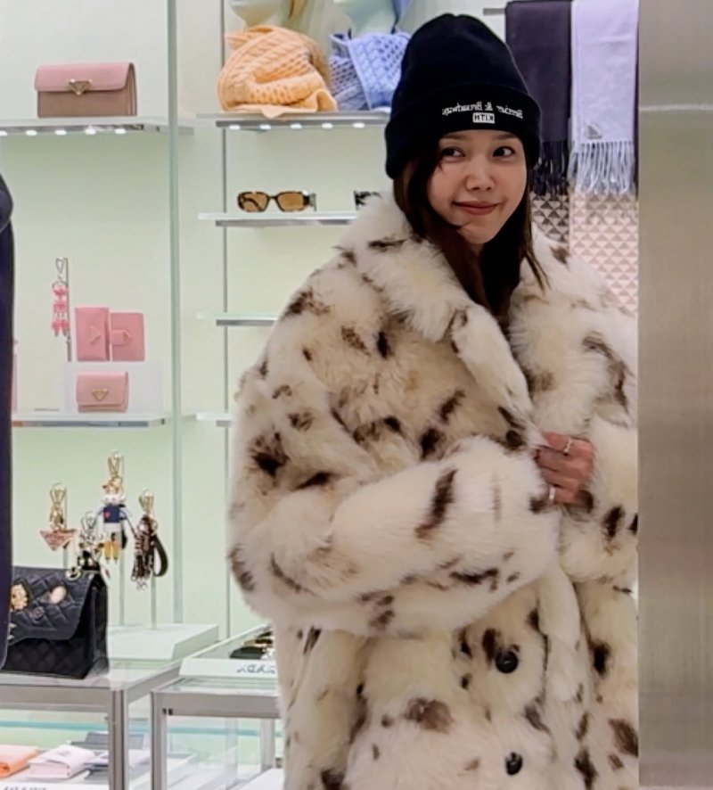 48세 채정안 남다른 패션 감각…쇼핑 중 활짝