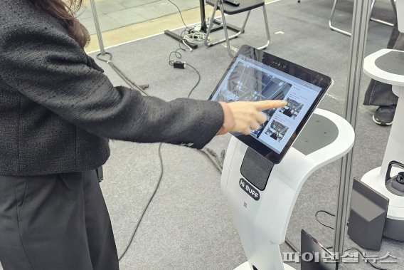 4일 오전 벡스코 제2전시장에서 열린 ‘K-하이테크 미래혁신 박람회’에서 블루바이저시스템즈 AI 담당자가 자사의 업무지원 AI로봇 ‘하이버프’의 기능에 대해 설명하고 있다. 담당자는 안전사고 대응 기능과 관련해 내장 카메라가 사람이 흉기를 소지하는 모습 등을 자동 인식해 인상착의를 파악, 안전관리자에 자동으로 문자를 발송한다고 설명했다. 사진=변옥환 기자