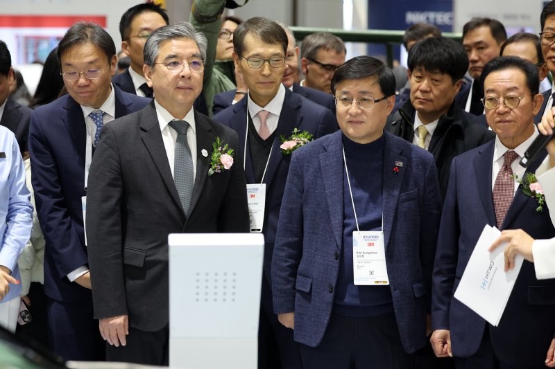 김성환 기후에너지환경부 장관(오른쪽 두번째)과 장재훈 현대자동차그룹 부회장(오른쪽 세번째)이 4일 경기도 고양시 일산서구 킨텍스(KINTEX)에서 열린 '세계 수소 엑스포 2025(월드 하이드로젠 엑스포)'에서 현대자동차 그룹 부스를 둘러보고 있다. /사진=뉴스1화상