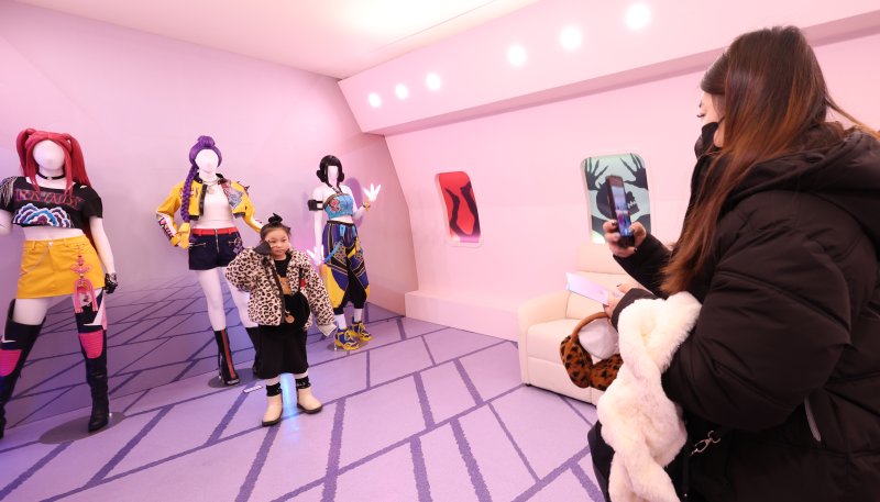 넷플릭스 애니메이션 영화 '케이팝 데몬 헌터스(케데헌)' 서울 공식 팝업스토어가 4일 성수동에 개장한 가운데 방문객들이 기념촬영을 하고 있다. 연합