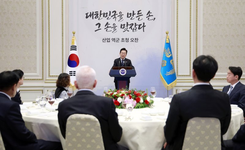 이재명 대통령이 4일 청와대 영빈관에서 열린 산업 역군 초청 오찬 행사에서 발언하고 있다. 대통령실통신사진기자단