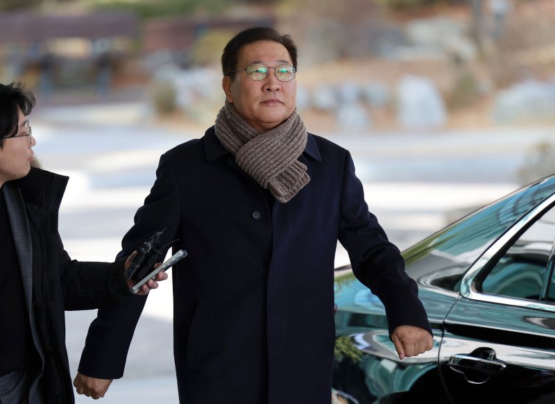 [서울=뉴시스] 홍효식 기자 = 박성재 전 법무부 장관이 4일 오후 서울 서초구 서울고등검찰청에 마련된 내란·외환 의혹을 수사하는 특별검사팀 사무실에 3차 조사를 받기 위해 출석하고 있다. 2025.12.04. yesphoto@newsis.com