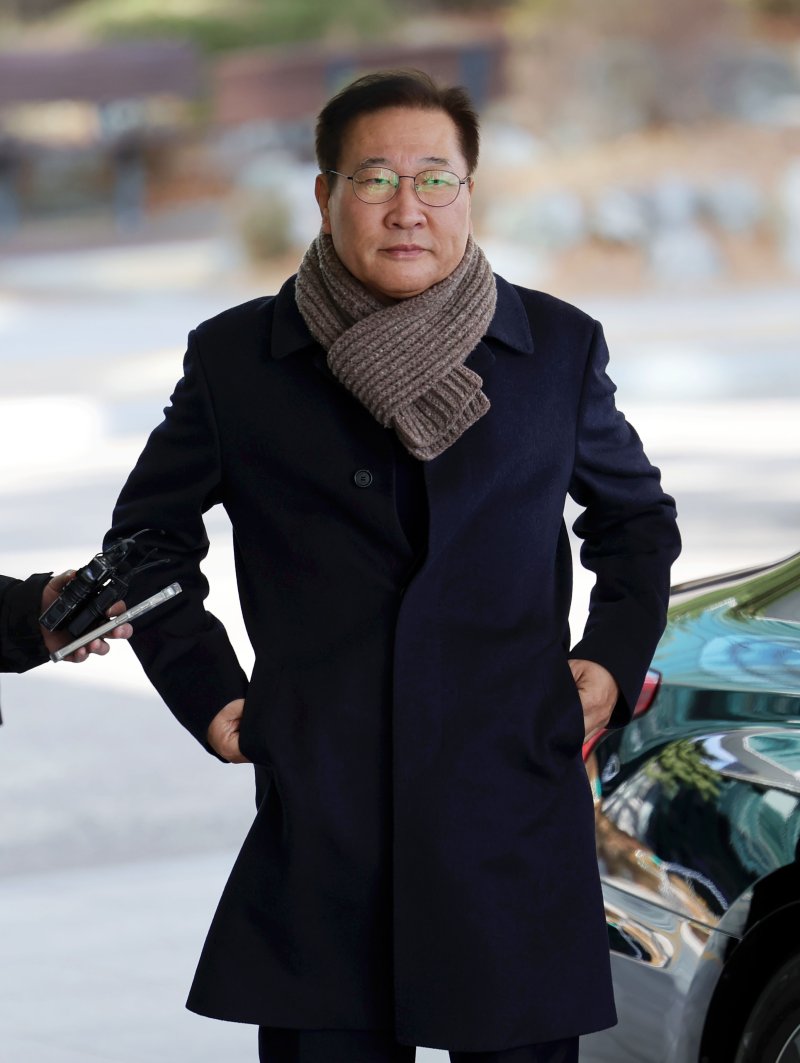 [서울=뉴시스] 홍효식 기자 = 박성재 전 법무부 장관이 4일 오후 서울 서초구 서울고등검찰청에 마련된 내란·외환 의혹을 수사하는 특별검사팀 사무실에 3차 조사를 받기 위해 출석하고 있다. 2025.12.04. yesphoto@newsis.com