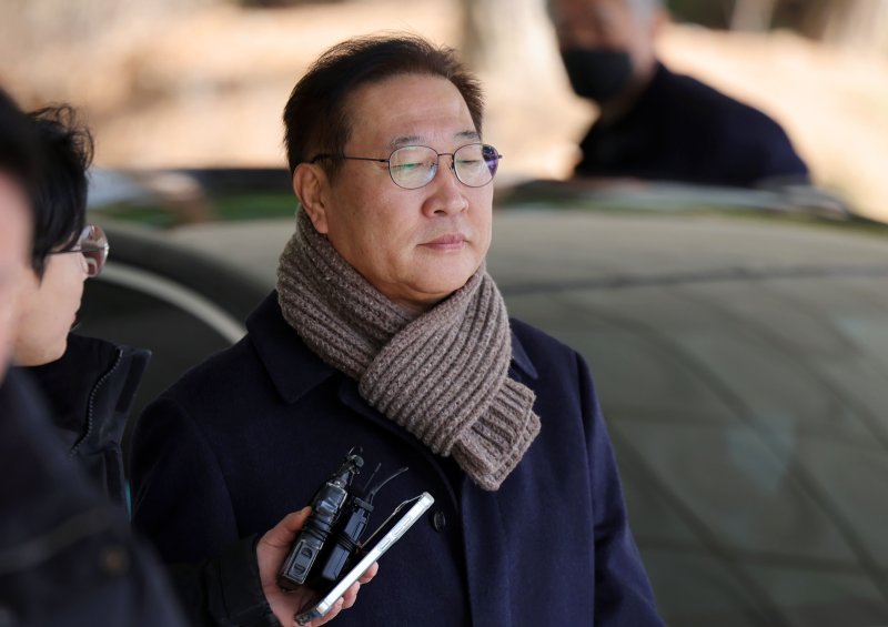 [서울=뉴시스] 홍효식 기자 = 박성재 전 법무부 장관이 4일 오후 서울 서초구 서울고등검찰청에 마련된 내란·외환 의혹을 수사하는 특별검사팀 사무실에 3차 조사를 받기 위해 출석하고 있다. 2025.12.04. yesphoto@newsis.com