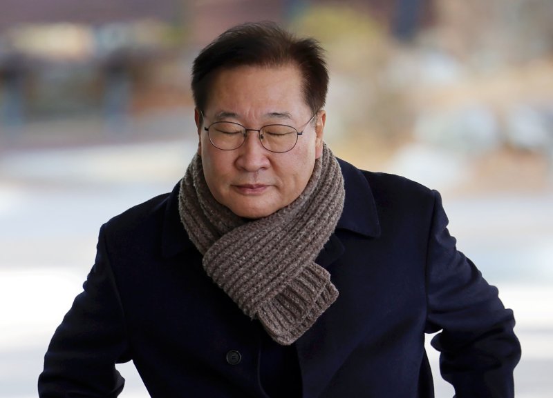 [서울=뉴시스] 홍효식 기자 = 박성재 전 법무부 장관이 4일 오후 서울 서초구 서울고등검찰청에 마련된 내란·외환 의혹을 수사하는 특별검사팀 사무실에 3차 조사를 받기 위해 출석하고 있다. 2025.12.04. yesphoto@newsis.com