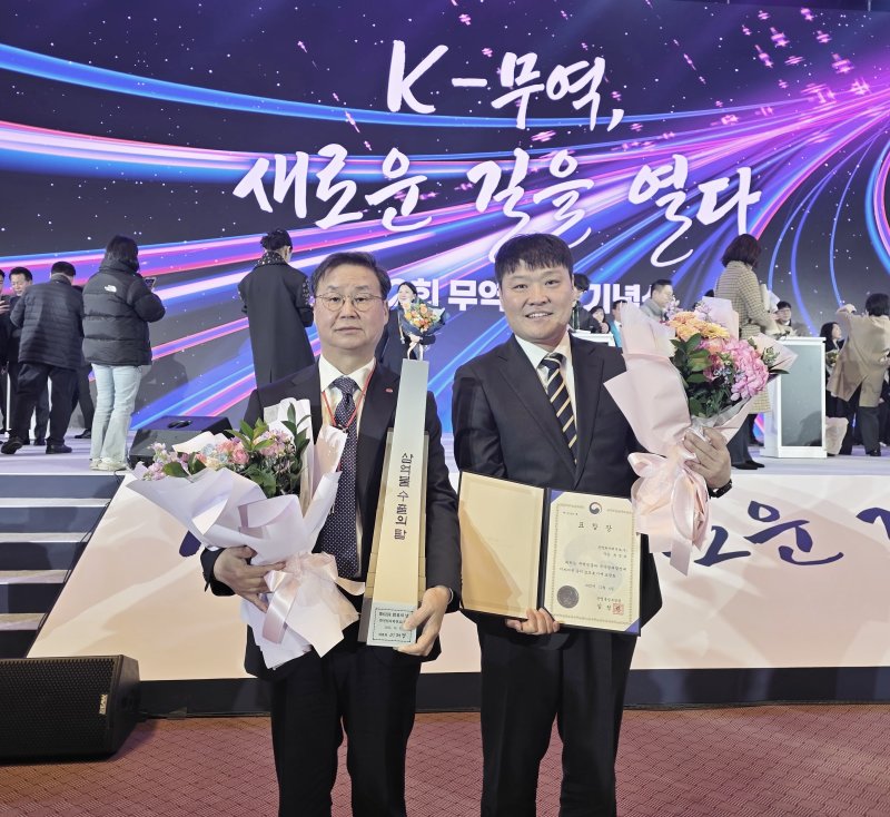 [대전=뉴시스] 한전원자력연료 정창진 사장(왼쪽)과 황인선 부장이 무역의 날 기념식서 '3억불 수출의 탑'을 수상한 뒤 기념촬영을 하고 있다.(사진=한전원자력연료 제공) *재판매 및 DB 금지