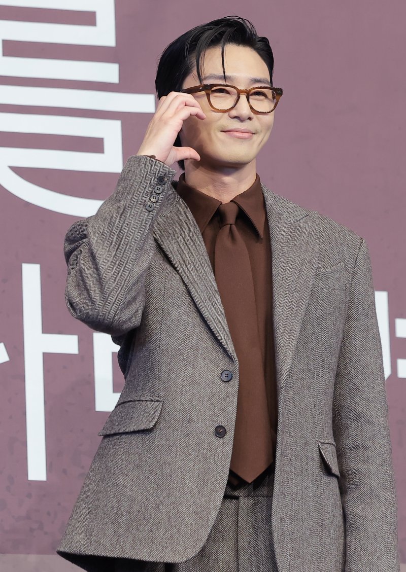 배우 박서준이 4일 오후 서울 구로구 더링크호텔에서 열린 JTBC 새 토일드라마 ‘경도를 기다리며’(극본 유영아/연출 임현욱) 제작발표회에 참석해 포즈를 취하고 있다. ‘경도를 기다리며’는 두 번의 연애를 하고 헤어진 이경도(박서준 분)와 서지우(원지안 분)가 불륜 스캔들 기사를 보도한 기자와 스캔들 주인공의 아내로 재회해 짠하고 찐하게 연애하는 로맨스 작품이다. 2025.12.4/뉴스1 ⓒ News1 권현진 기자