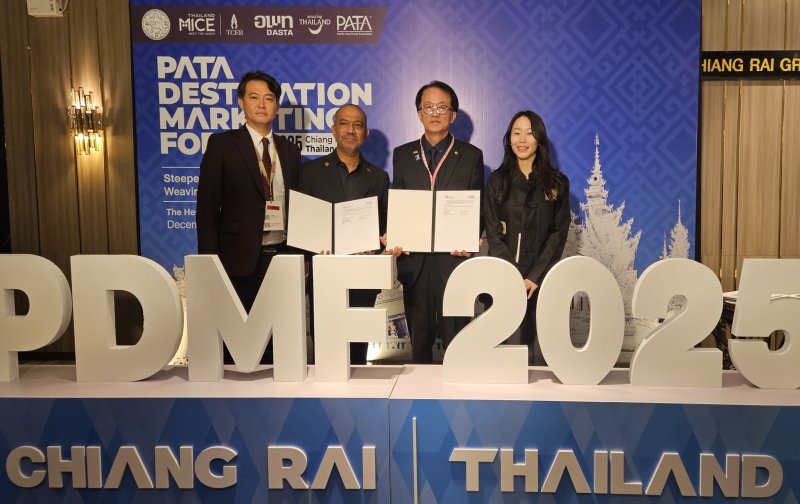 [제주=뉴시스] 제주관광공사는 지난 3일 태국 치앙라이 현지에서 아시아 태평양 관광 협력 네트워크인 파타(PATA·Pacific Asia Tourism Membership Association)와 마이스(MICE) 산업 진흥 및 관광교류 촉진 등 국제협력을 위한 업무협약을 체결했다. 업무협약 체결 후 기념촬영하는 모습. 신현철 제주관광공사 글로컬관광팀장(왼쪽부터), 노어 아흐마드 하미드 PATA 사장, 고승철 제주관광공사 사장, 유정은 제주관광공사 마이스뷰로팀 대리. (사진=제주관광공사 제공) 2025.12.04. photo@new