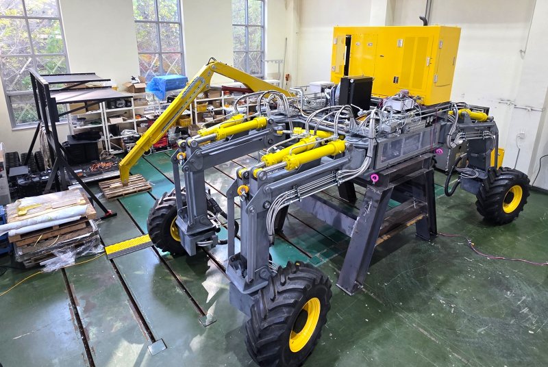 [포항=뉴시스] 송종욱 기자 = 한국로봇융합연구원(KIRO)이 국내 산악지형 특화 4지 바퀴형 로봇 하부체의 설계·제작을 성공적으로 완료했다. 사진은 고성능 목재 수확 로봇 하부체 모습. (사진=KIRO 제공) 2025.12.04. photo@newsis.com