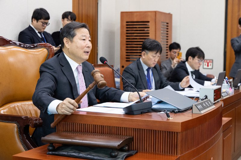 21일 서울 여의도 국회에서 열린 제429회국회(정기회) 산업통상자원중소벤처기업위원회 제8차 전체회의에서 이철규 위원장이 의사봉을 두드리고 있다. 2025.11.21/뉴스1 ⓒ News1 이승배 기자