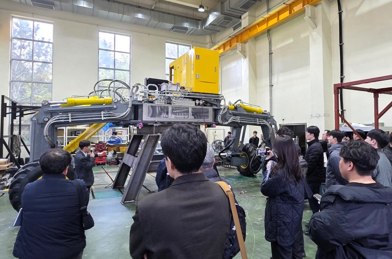 [포항=뉴시스] 송종욱 기자 = 한국로봇융합연구원(KIRO)이 국내 산악지형 특화 4지 바퀴형 로봇 하부체의 설계·제작을 성공적으로 완료했다. 사진은 고성능 목재 수확 로봇 연구 2차 연도 현장 평가. (사진=KIRO 제공) 2025.12.04. photo@newsis.com