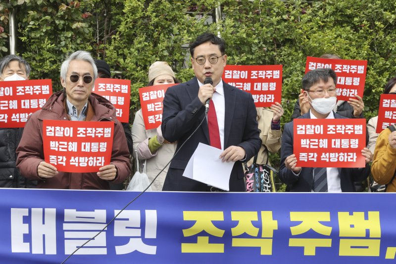 [서울=뉴시스]최진석 기자 = 사진은 변희재 (가운데) 미디어워치 대표. 2020.04.23. myjs@newsis.com