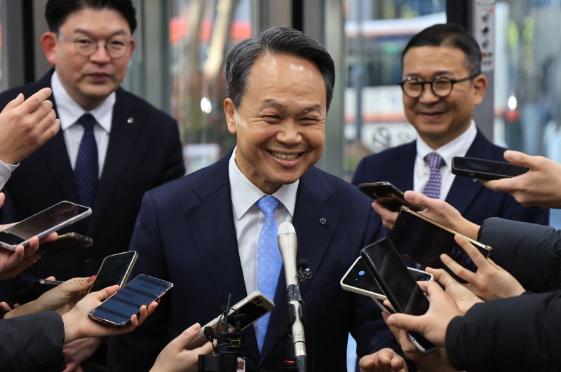 신한금융지주 차기 회장 후보인 진옥동 현 신한금융지주 회장이 4일 오전 서울 중구 신한금융지주 본사에서 열린 개별 최종 면접에 참석해 미소를 짓고 있다. 2025.12.4/뉴스1 ⓒ News1 김진환 기자