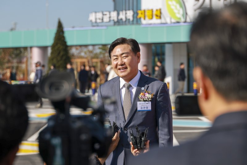 지난 11월21일 전북 김제시 김제휴게소(새만금방향)에서 새만금~전주 고속도로 개통식이 개최된 가운데 김관영 전북지사가 언론들의 질문에 답하고 있다.(전북도 제공. 재판매 및 DB금지)/뉴스1