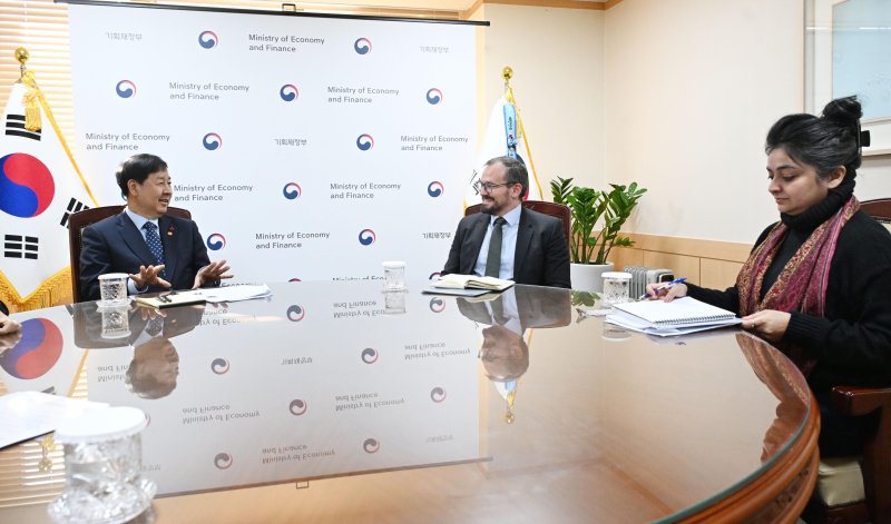 [서울=뉴시스] 구윤철 부총리 겸 기획재정부 장관이 4일 서울 종로구 정부서울청사에서 제레미 주크 국제신용평가사 피치(Fitch) 아태지역 국가신용등급 담당 이사와 면담하고 있다. (사진=기획재정부 제공) 2025.12.04. photo@newsis.com *재판매 및 DB 금지