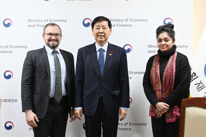 [서울=뉴시스] 구윤철 부총리 겸 기획재정부 장관이 4일 서울 종로구 정부서울청사에서 국제신용평가사 피치(Fitch) 연례협의단과 면담하기 앞서 기념촬영 하고 있다. 왼쪽부터 제레미 주크 아태지역 국가신용등급 담당 이사, 구 부총리, 사가리카 찬드라 아태지역 국가신용등급 담당 이사. (사진=기획재정부 제공) 2025.12.04. photo@newsis.com *재판매 및 DB 금지
